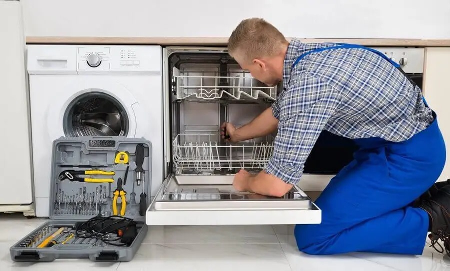 Buca Midea servisi teknisyen ekibi beyaz eşya tamiri yaparken